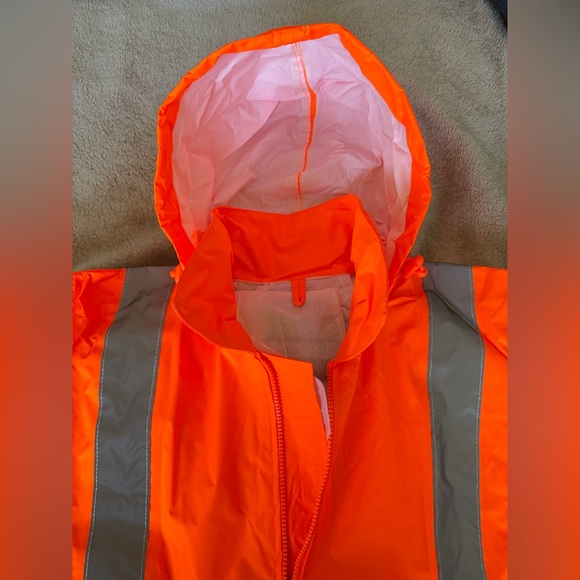 Portwest Hi-Vis Rain Jacket Size M Orange Portwest Safety Jacket with hood. - Picture 4 of 10